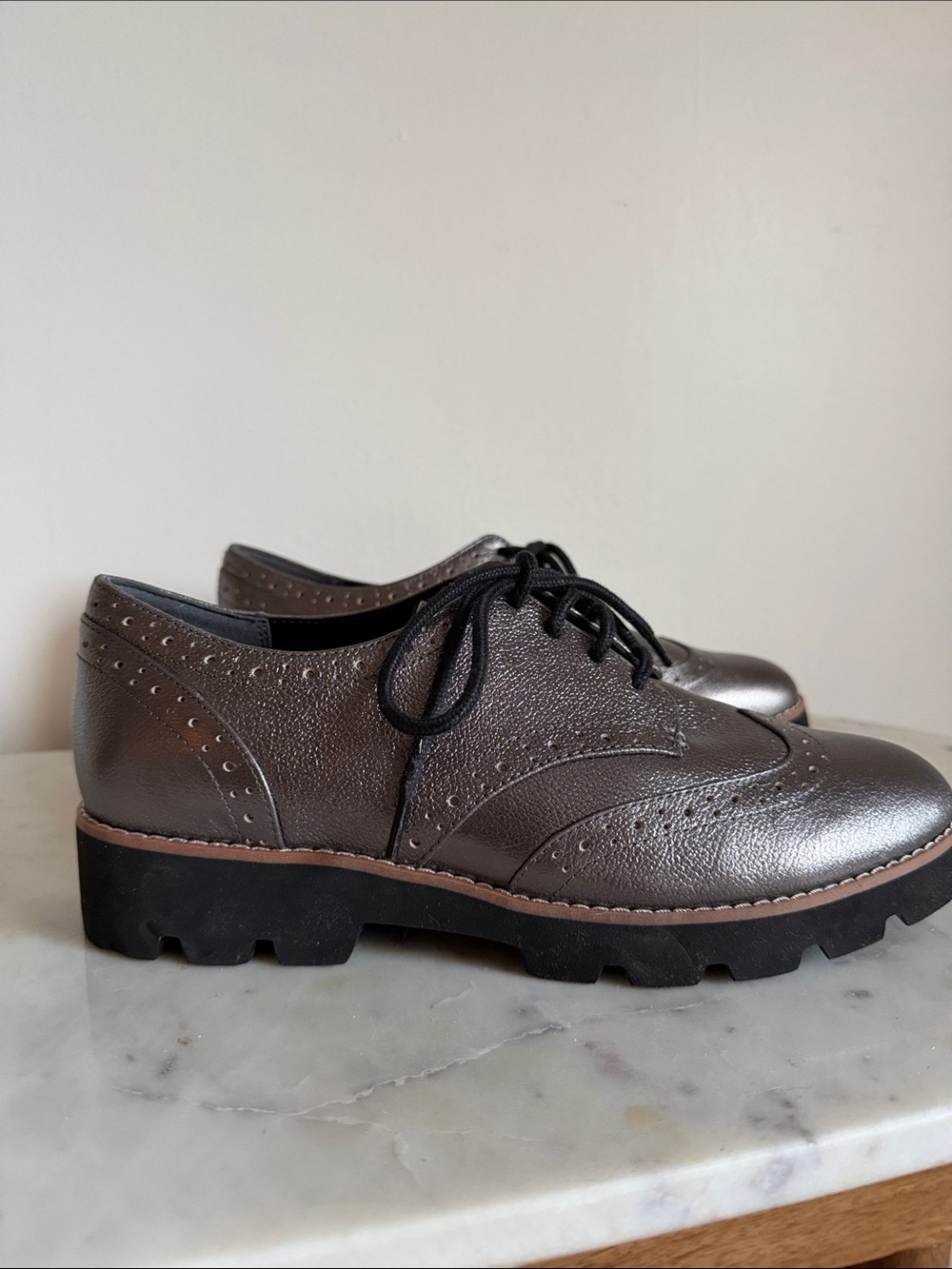 Vionic “Alfina” Women's Metallic Wingtip Derby Oxfords Sneaker Size 7.5 - Picture 3 of 5
